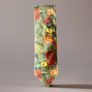 Slips - Höj din stil med denna unika slips! Perfekt för alla tillfällen, från jobbet till festen. Det distinkta mönstret kommer garanterat att dra till sig uppmärksamhet.  *   Design: Unikt mönster *   Material: Silke  *   Pris: Endast 49 kr