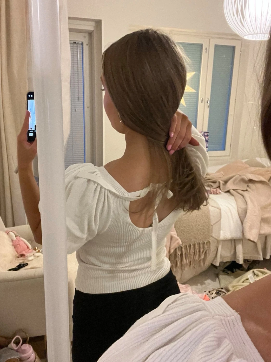 Vit ribbad topp med puffärm och knyt - 1