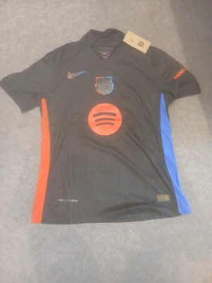 Svart Nike FC Barcelona tröja Yamal - Säljer en svart FC Barcelona matchtröja från Nike med Lamine Yamal och nummer 19 på ryggen. 