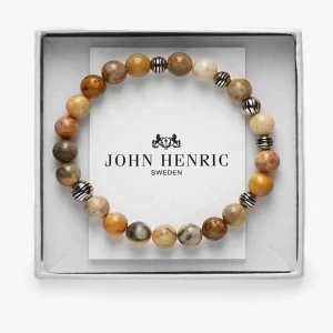 Beige pärlarmband från John Henric - Säljer mitt beige pärlarmband från John Henric i storlek 20cm. Säljer på grund av att den inte kommer till användning.