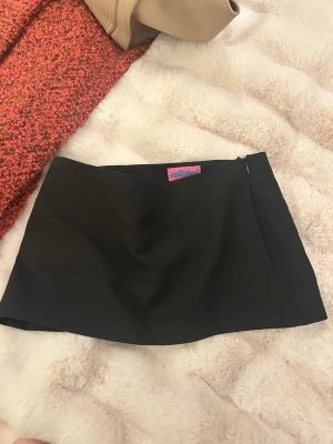 Mini kjol ediktes - Svart minikjol från edikted med inbyggda shorts!💕säljer då jag har två likadana☺️helt oanvänd🩷