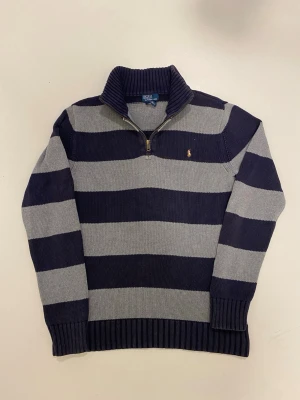 Randig stickad polo Ralph lauren halv zip - Randig stickad Polo Ralph Lauren half zip //  Storlek barn XL vilket motsvarar herr S //  Mycket bra skick //  Skriv vid minsta fråga eller fundering🤝