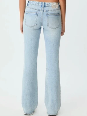 Ljusblå Stradivarius Jeans - Säljer mitt favoritpar ljusblå bootcut jeans från Stradivarius. Dem sitter som en smäck men passar tyvärr inte mig. Jeansen har en snygg tvättad look och raka, utsvängda ben. 