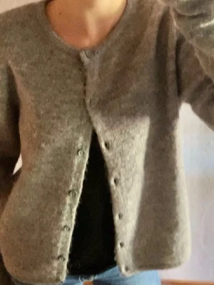 Mysigaste koftan!  - Mysig grå kofta från Gina Tricot i stickad ullmix. Används tyvärr inte längre, därför säljer jag💕