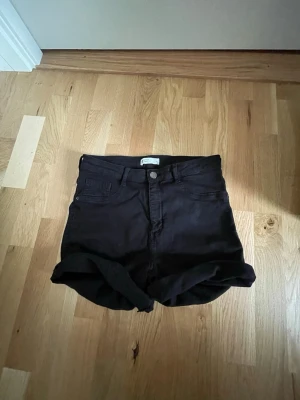 Svarta high waist jeansshorts  - Ett par svarta high waist jeansshorts från Gina Tricot i storlek 40