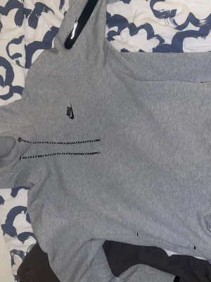 Nike tech hoodie - Fin och fräsch som ny skicks nike tech hoodie, storlek XL passar L också