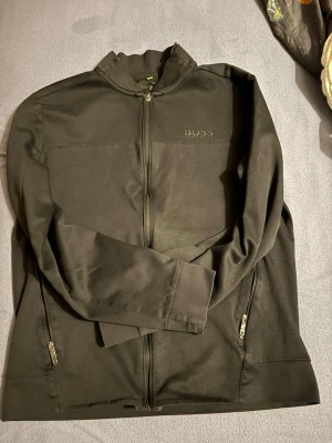 Hugo boss svart kofta - Svart Hugo boss kofta i storlek S, använt flera gånger men i bra skick