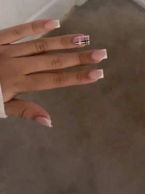 Långa franska naglar med blommor - Perfekt för dig som vill ha en elegant och trendig look.