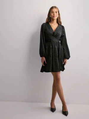 Neo noir klänning - Neo Noir vivina glitter dress i storlek 34! Jättefin och bara använd under nyår! Lånade bilder!