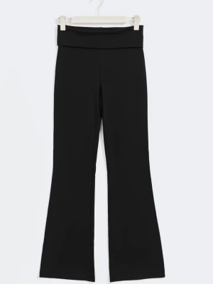 Mörkblåa yogapants - Säljer ett par mörkblåa yogapants. De är stretchiga och sitter tajt upptill men släpper ut vid benen för en snygg siluett. Perfekta till crop tops eller hoodies. Materialet känns mjukt och följsamt.