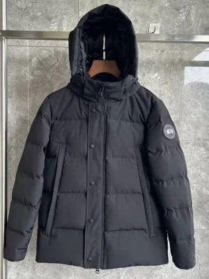 Svart dunjacka med huva - Säljer en svart dunjacka med stor huva och diskret logga på ärmen. Finns i storlek M och päls kommer på köpet!