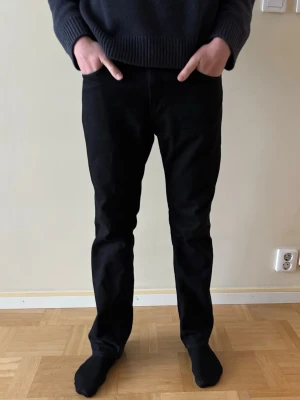 Nudie Jeans - Säljer ett par otvättade Nudie Jeans i modellen ”Slim Jim Dry Black Tar”. Jeansen har knappt använts och är i perfekt skick. Storlek midja: 33. Längd: 32. Pris kan diskuteras!