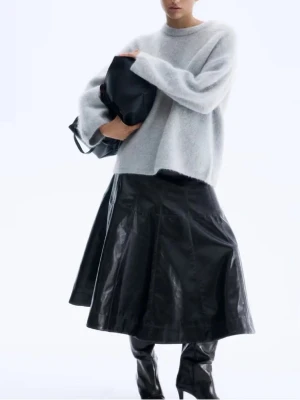 Mohair tröja H&M - Säljer min jätte fina ljusgråa mohair tröja från H&M, den är i superbra skick och knappast använd❣️ 