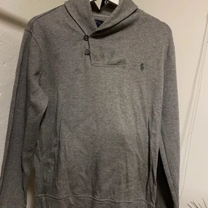 Polo Ralph lauren långärmad tröja - Säljer denna snygga polo Ralph lauren långärmade tröja. Storleken är S-M. Skriv vid yttligare frågor.