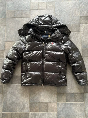 Ralph Lauren Jacka - Svart glansig Ralph Lauren Gorham jacka🐎 Nyskick ✅ Lappar, påse osv finns kvar🔖 Kontakta mig ifall du har några frågor📞