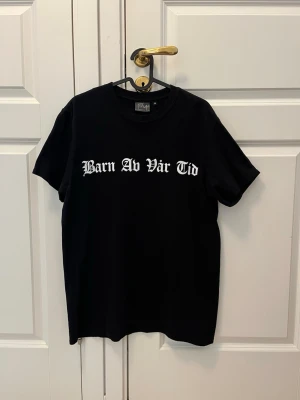 Hov1 merch - Hov1 merch. Svart 'Barn Av Vår Tid' t-shirt i storlek M. Knappt använd och därmed i bra skick. 
