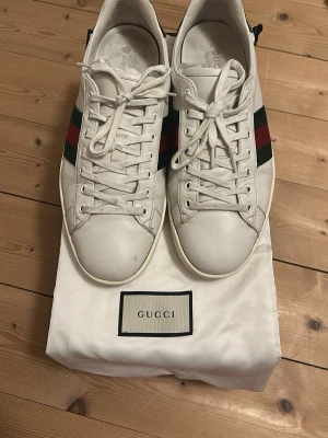 Gucci ace - Liten Intressekoll på ett par fräscha Gucci ace i storlek 43,5. Jävligt feta och i mycket fint skick, box, dustbag, 2 kort och ett brev medföljer. Självklart äkta, hör av dig vid frågor/ intresse