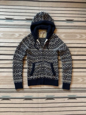 Hollister knit hoodie/cardigan blue white vintage - Sjukt snygg, eftertraktad o unik hoodie från hollister. Svår o få tag på, använd men utan defekter!