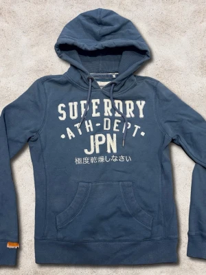 Superdry hoodie XS - En fet hoodie från Superdry i färgen turkos/ljusblå. Storlek M men passar som XS. Bra skick. 😀