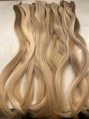Bhbd löshår - Bilderna visar blont löshår från bhbd med naturliga vågor, Färgen är en ljus blond ton med mjuka skiftningar. Håret är 50cm långt, har vissa med rot collor och vissa som är blonda hela vägen då det smälter in och ser mer naturligt ut. Det är 5/6 paket använt enbart 1gång (dvs 5veckor). 