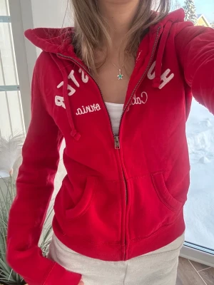 Hollister zip - En zip från Hollister i storlek M. Jag fraktar inom 24h, frakt med PostNord prioriteras. Se liknande plagg i min profil! 