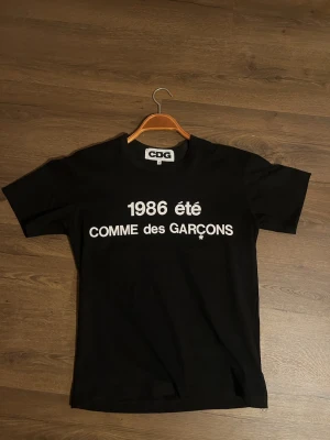 Comme des Garcons svart tshirt - Säljer denna tshirt då jag växt ur den, den är storlek m men sitter ungefär S och ganska slim. 