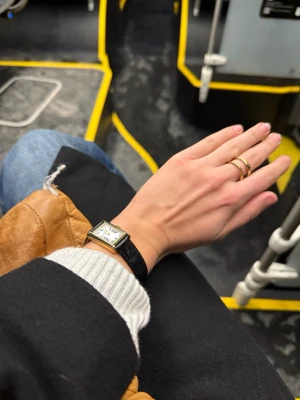 Vacker och stilren ring från guldfynd  - Säljer min vackra ring från guldfynd som lägger till en perfekt stilrenhet till handen!!!  Ringen är ganska justerbar