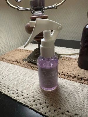 Lila room mist från Rituals - Oanvänd. En mist från Rituals The Dream Collection i en genomskinlig plastflaska med spraymunstycke. Vätskan är lila och flaskan rymmer 50 ml. Perfekt för att fräscha upp hemmet under dagen.
