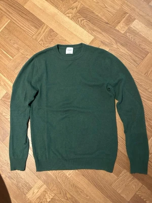 Mörkgrön stickad tröja från John Henric - 100% Kashmir tröja i mossgrön färg från John Henric. Använd, men inga hål eller fläckar. Passar som en Small/ Medium