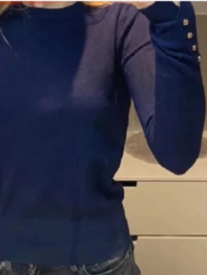 Mörkblå långärmad basic-topp - Mörkblå långärmad topp i mjukt och stretchigt material. En perfekt baströja som passar till allt – jeans, kjol eller under kavaj. I mycket fint skick 🌿