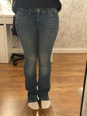 Blå bootcut jeans från Kappahl  - Snygga blå jeans från Kappahl i klassisk bootcut-modell. Midwaist. Har ett hål bredvid höger bakficka men går nog att laga. Lätt slitage i bak vid hälarna. Annars är de alldeles utmärkta. Ganska stretchiga och jättesköna. 