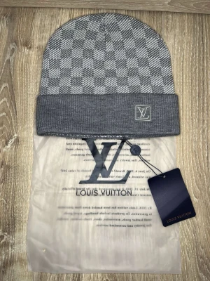 Louis V mössa - Helt ny grå Louis V mössa. Finns fler spännande artiklar på profilen!!