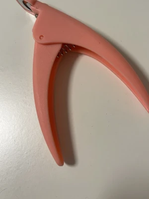 Rosa nageltippklippare - Säljer en rosa nageltippklippare. Verktyget har en metallklippdel för precisa snitt. Enkel att använda för både nybörjare och proffs.