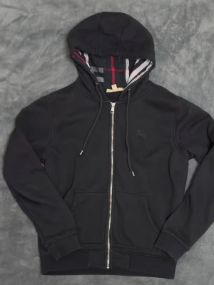 Burberry zip tröja - En skön zip från burberry som är knappt använd och perfekt för det kalla vädret. Köptes från plick för ett tag sen. Skriv vid intresse. Priset kan diskuteras 