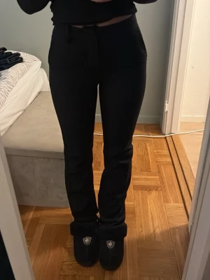 Svarta kostymbyxor från BikBok - Säljer ett par svarta kostymbyxor från BikBok i storlek 34. Byxorna har en klassisk rak passform med midja och diskret dragkedja framtill. 