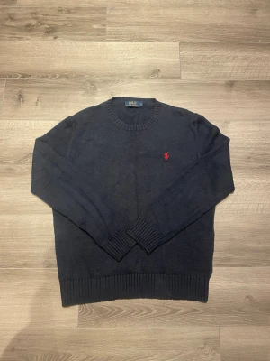 Ralph Lauren Tröja - Ralph Lauren tröja i riktigt bra skick! Tröjan har inga skador Storlek - S Skick - 8/10 Original pris - 2100kr Mitt pris - 499kr Hör av er vid frågor!!