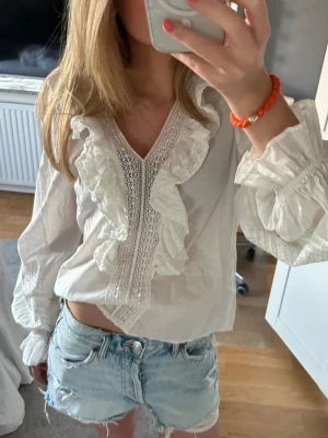 Vit söt blus topp spetsdetaljer spets volanger boho chic milkmaid babydoll blommor coquette bohemisk - Vit söt blus med fina detaljer! Storlek 34.