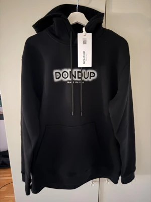 Dondup hoodie  - Säljer en snygg Dondup - made in italy hoodie i storlek XL. Den är helt ny med prislapp och kommer i en dondup påse.  