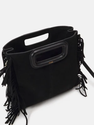 Svart mocka axelväska med fransar från Maje - Säljer en svart axelväska i mocka från Maje med coola fransar längs sidorna och rektangulärt handtag. Väskan har en stilren och modern design som sticker ut, perfekt för dig som vill ha något extra. Rymmer allt du behöver och funkar till många olika outfits.