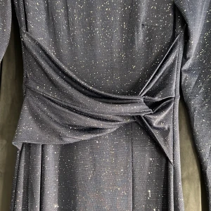 Balklänning - Supersnygg marinblå balklänning från Bubbleroom med glittriga detaljer, lång ärm och markerad midja med twist effekt. Klänningen har ett slits framtill och sitter figurnära. Under klänningen är det även ett extra tyg! Uppsydd längst ner men går att sprätta upp. Köpt för 999kr. Skriv privat för fler bilder eller funderingar 💓