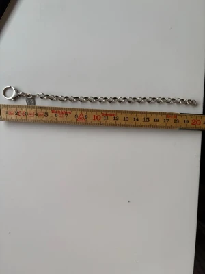 SCOOP silverkedja - Säljer en stilren kedja från SCOOP i äkta silver 925. Kedjan har runda länkar och en rejäl karbinhake som lås. Perfekt som accessoar till byxor, väska eller armband.