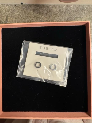 Edblad örhängen - Plomberade, Oanvända och alldrig öppnade örhängen från Edblad! Örhängena är runda, i blankt stål och har små stenar runt kanten.