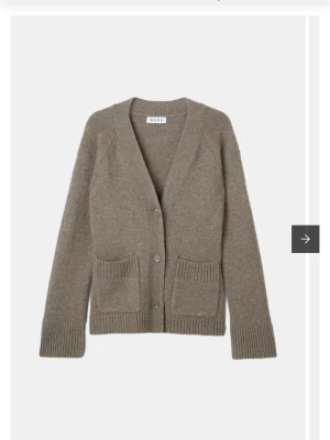 Beige kofta i ull från Wera - Så snygg figur sydd kofta! Fint skick och knappt använd😊🩷skriv för eventulla frågor! Nypris 900kr