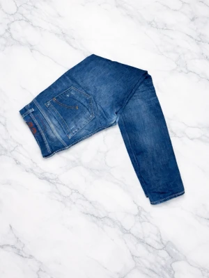 Dondup George jeans  -                      Blåa Dondup George jeans 👖                                                   Storlek: 33| Sitter som 32/32|                                                                                   Skick: 9/10| Väldigt bra skick|                                                                               Model: |Dondup George slim fit|                                                                             Rabbat: |Om man följer|