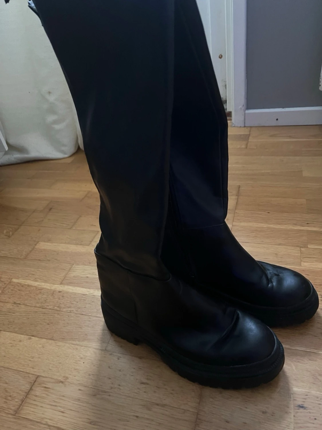 Svarta höga boots med grov sula