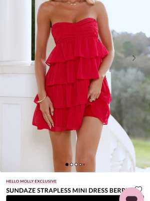 SÖKER - Söker denna fina röda klänning från Hello Molly! Hör av er om ni skulle vilja sälja 😁