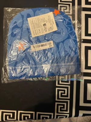 Mössor  - Säljer flera stickade mössor i olika färger med coolt grafiskt tryck och stjärndetaljer. Finns i blått, vitt, rött och lila med kontrasterande text och mönster. Perfekt accessoar för att sticka ut i mängden och hålla sig varm. Skriv privat om vilken färg! 