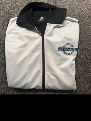 Träningsjacka från UNIHOC storlek M vitfärgad - Jättefin träningsjacka från UNIHOC i storlek M vitfärgad med dragkedja