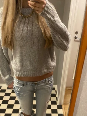 stickad tröja - Säljer denna stickade tröjan från Divided i storlek XS