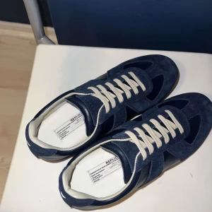 Helt nya Maison Margiela Gats - Helt nya mörkblåa Gats, skriv för mer mer info.     Skokartong ingår.                                                          Innersula 29 cm.                                                        True to size.                                                             0bs lnte 0rglnaI 